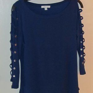 "WOMEN"S TOP ,   CUTOUT  THREE QUARTER LENGTH SLEEVE....